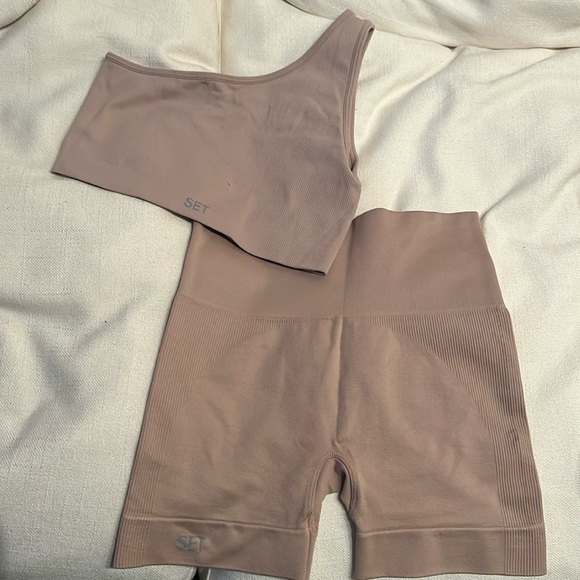 Set active sports bra and shorts - Picture 1 of 2
